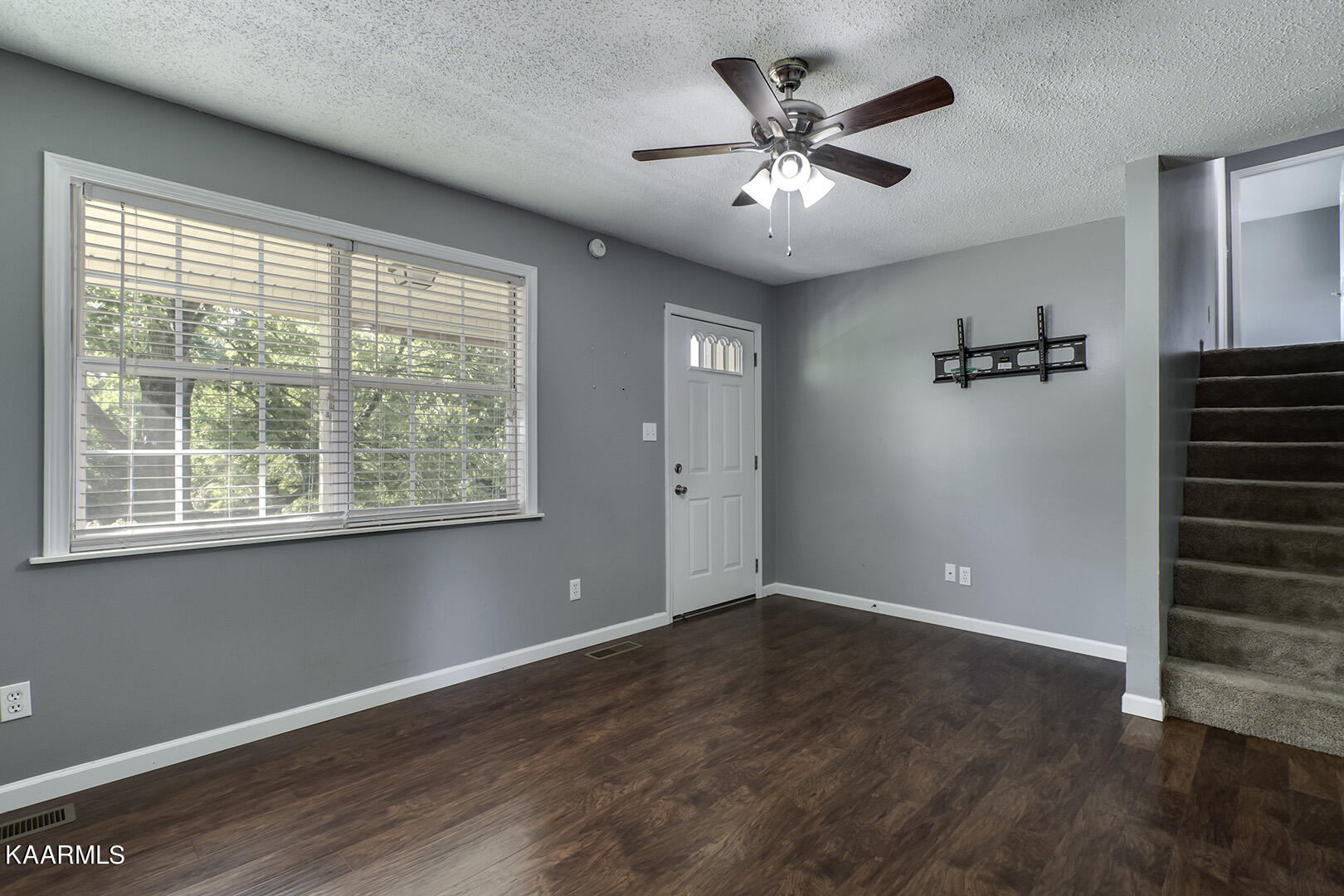 928 Davis Chapel Road La Follette, TN 37766 - Photo 7 of 33 07_DavisChapelRoad_928_Living03