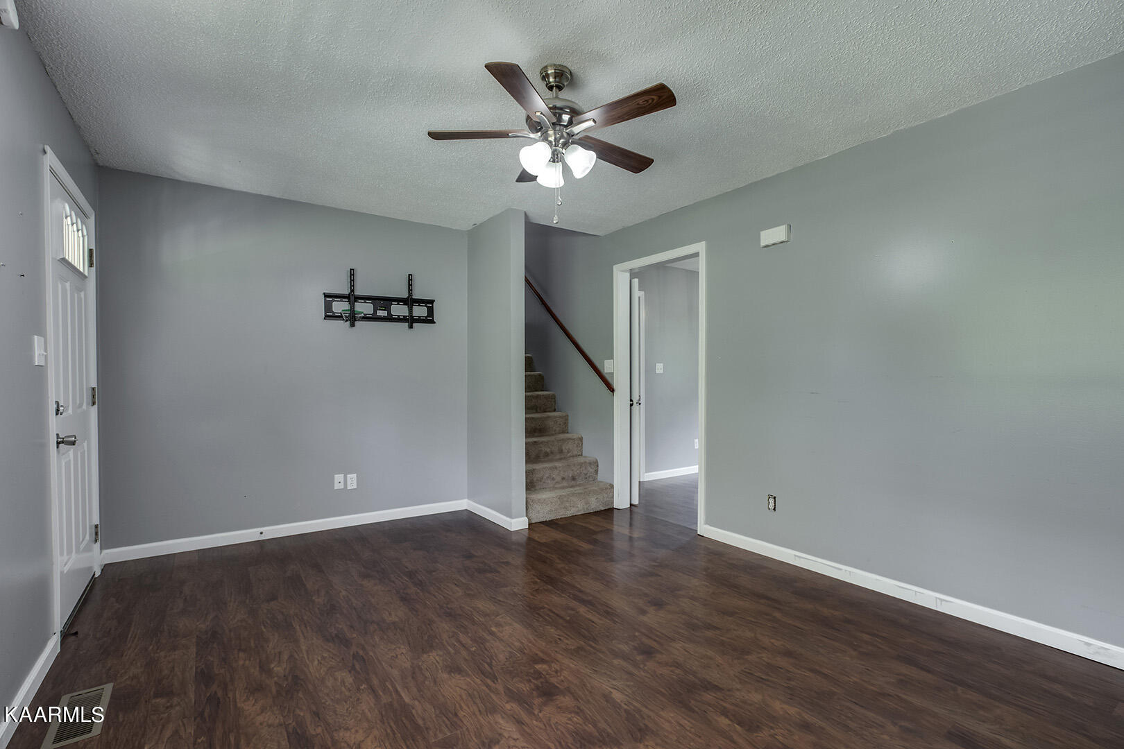 928 Davis Chapel Road La Follette, TN 37766 - Photo 8 of 33 08_DavisChapelRoad_928_Living04