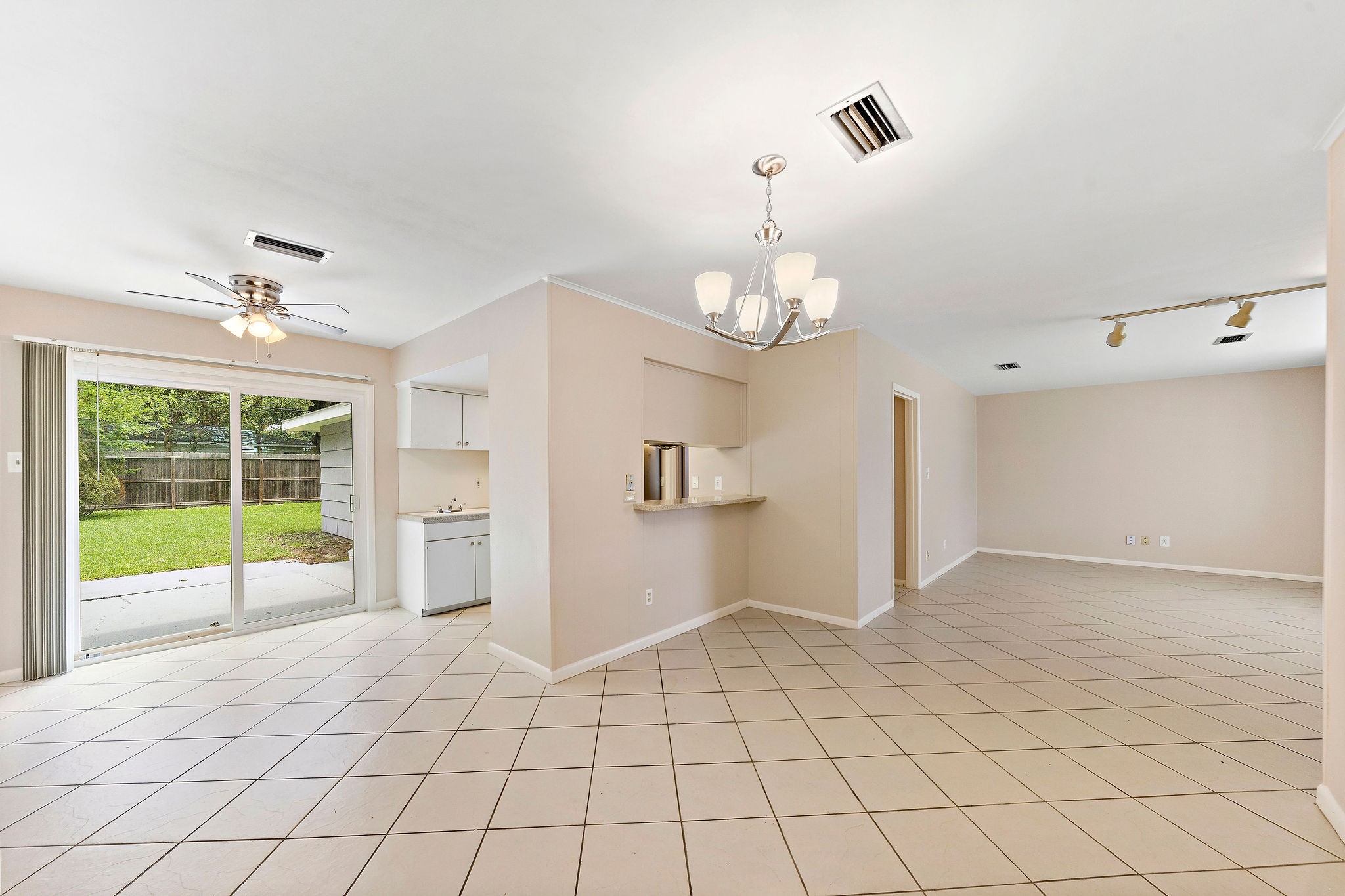 5522 Ariel Street Houston, TX 77096 - Photo 7 of 20