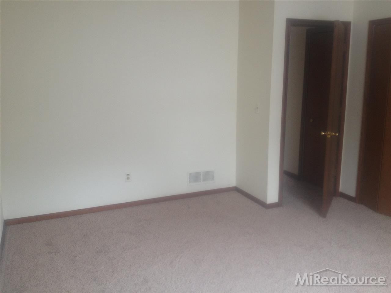 906 Neff Road Grosse Pointe, MI 48230 - Photo 18 of 21 31229076-17.JPG