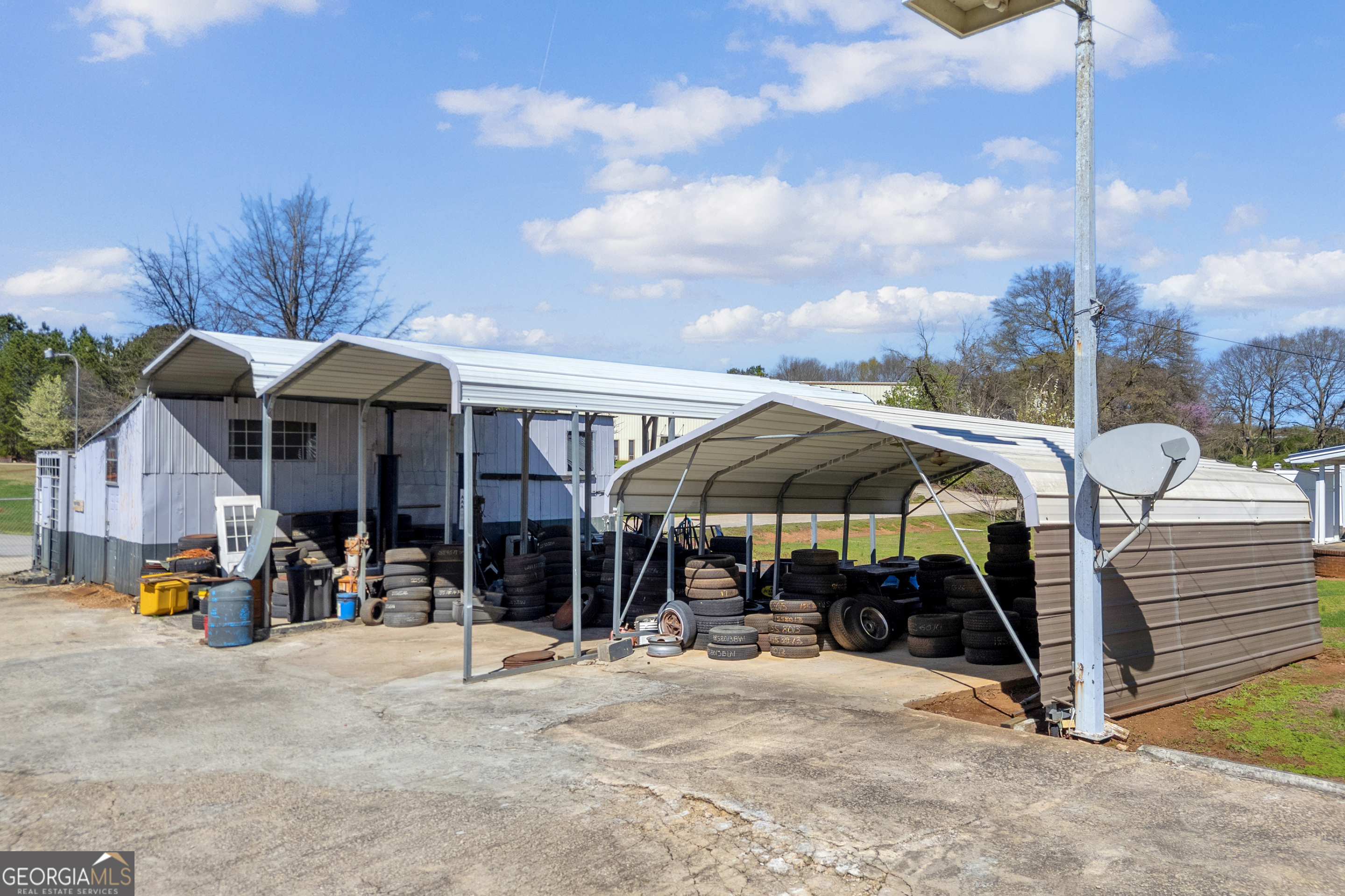 88 Maurice Way Lavonia, GA 30553 - Photo 37 of 65 a view of a chairs and tables in the patio