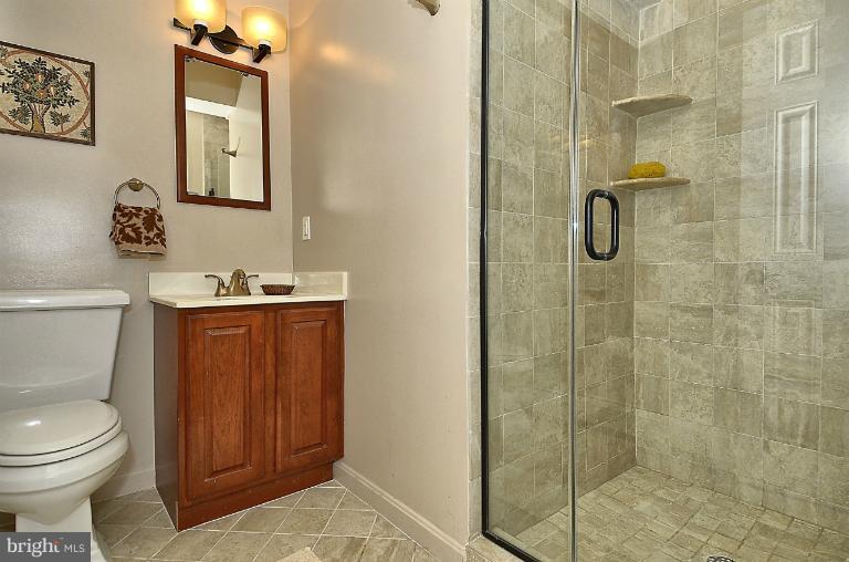 8018 Falstaff Road McLean, VA 22102 - Photo 15 of 26 Bath
