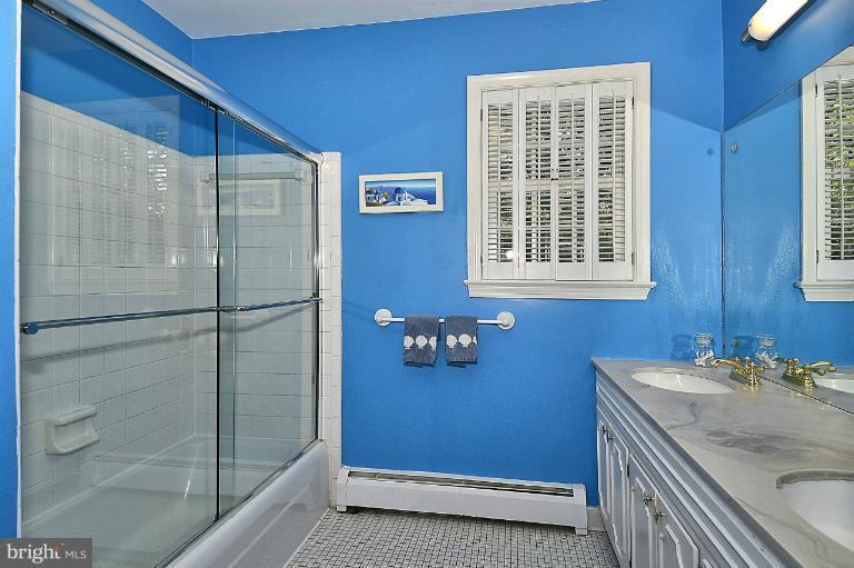 8018 Falstaff Road McLean, VA 22102 - Photo 21 of 26 Bath
