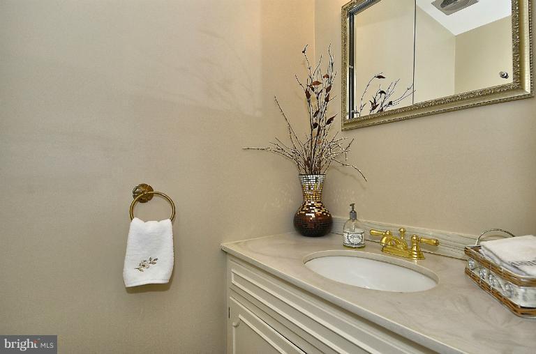 8018 Falstaff Road McLean, VA 22102 - Photo 22 of 26 Bath