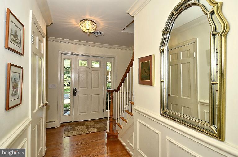 8018 Falstaff Road McLean, VA 22102 - Photo 4 of 26 Foyer
