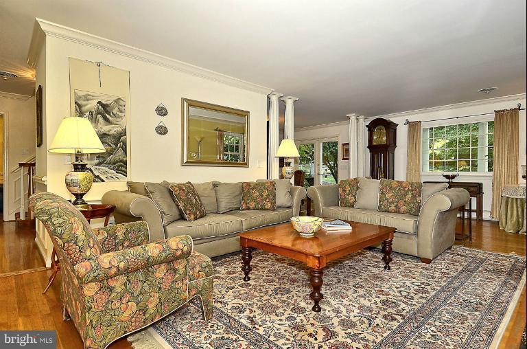 8018 Falstaff Road McLean, VA 22102 - Photo 5 of 26 Living Room