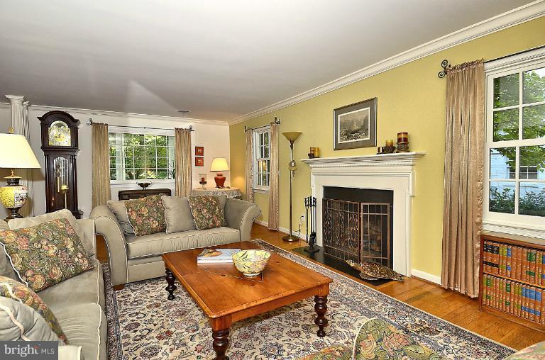 8018 Falstaff Road McLean, VA 22102 - Photo 7 of 26 Living Room