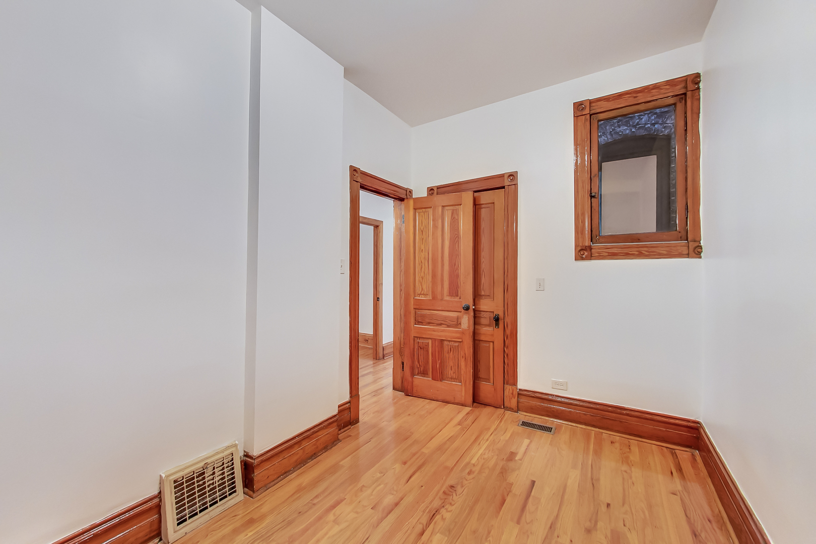 1138 West Addison Street, Unit 1 Chicago, IL 60613 - Photo 11 of 27