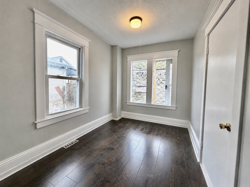27 Loring Street Springfield, MA 01105 - Photo 5 of 29