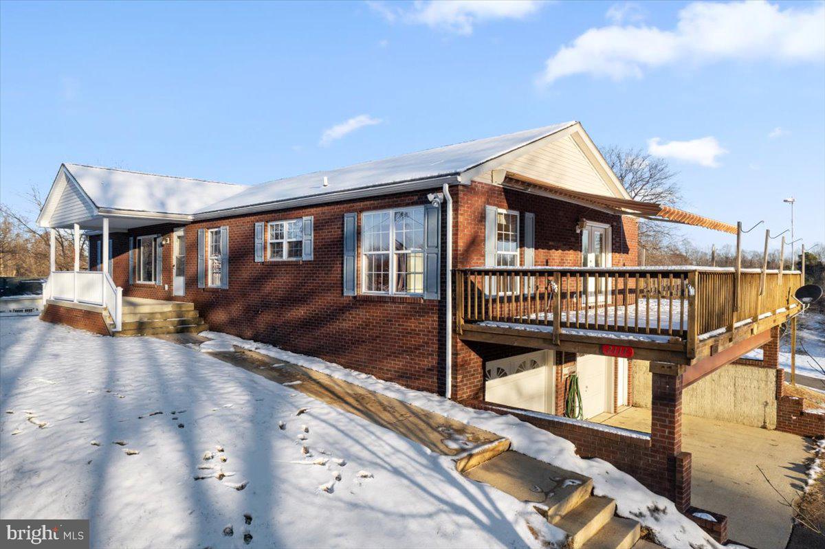 2 car garage, covered parking and circle driveway.