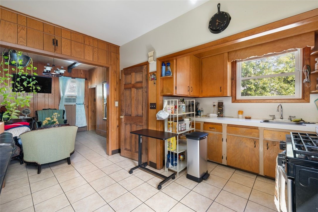 83 Princess Avenue Cranston, RI 02920 - Photo 11 of 34