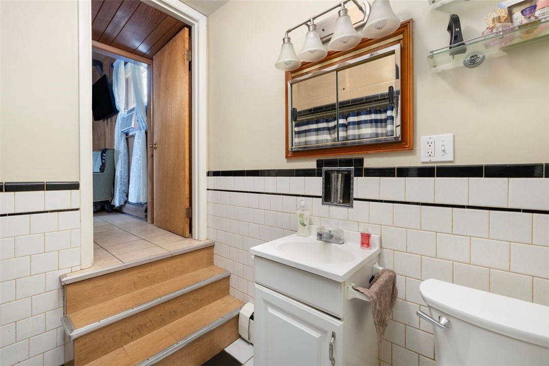 83 Princess Avenue Cranston, RI 02920 - Photo 21 of 34