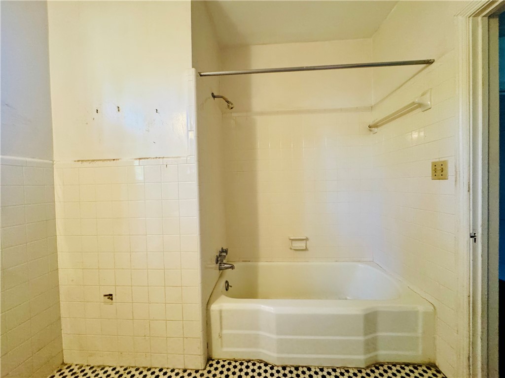 302 Chestnut Street Abbeville, SC 29620 - Photo 28 of 50 BATHROOM 1