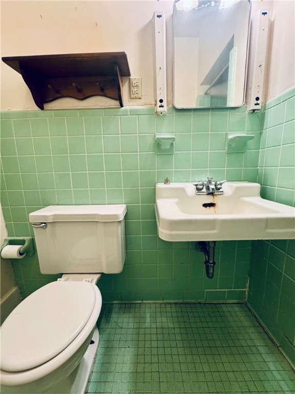 302 Chestnut Street Abbeville, SC 29620 - Photo 36 of 50 BATHROOM 2