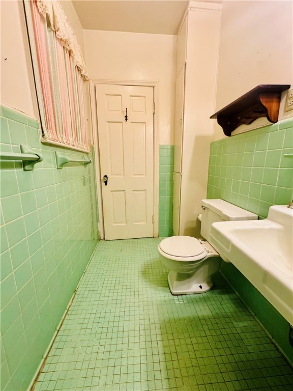 302 Chestnut Street Abbeville, SC 29620 - Photo 38 of 50 BATHROOM 2