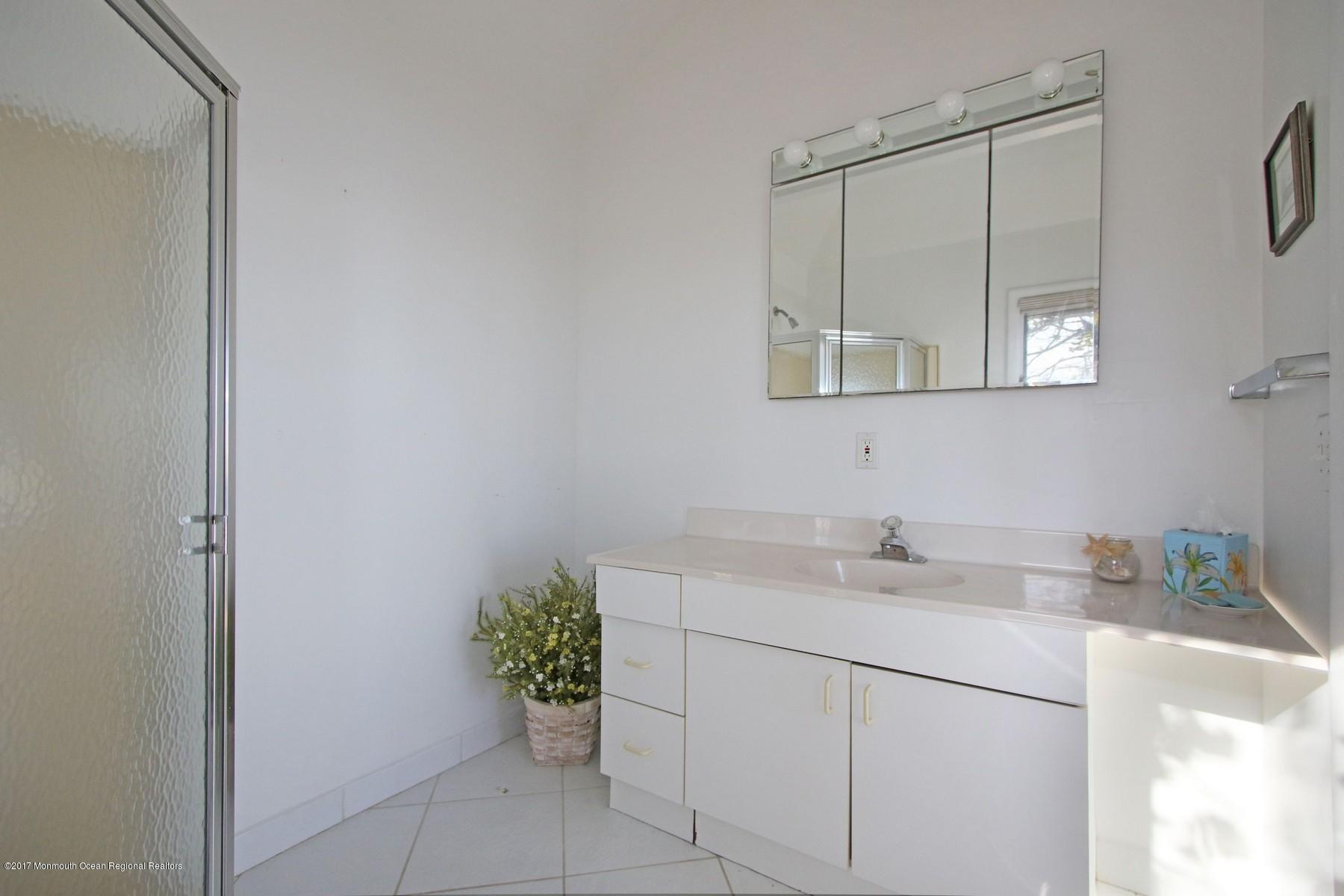 150 Portland Road Highlands, NJ 07732 - Photo 56 of 83 Guest house Bath