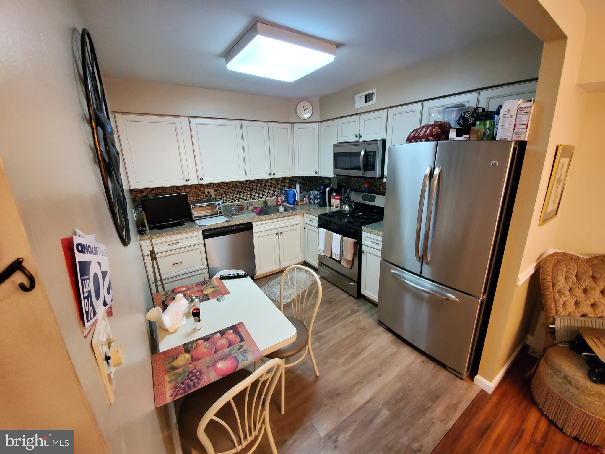 Eat-in Kitchen