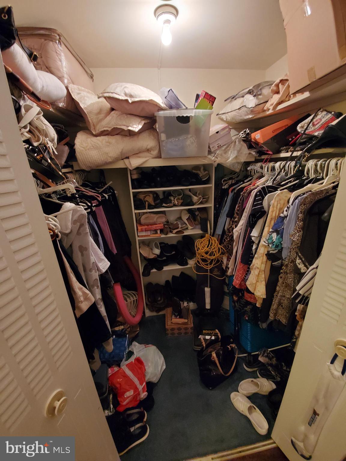 Walk-in closet1