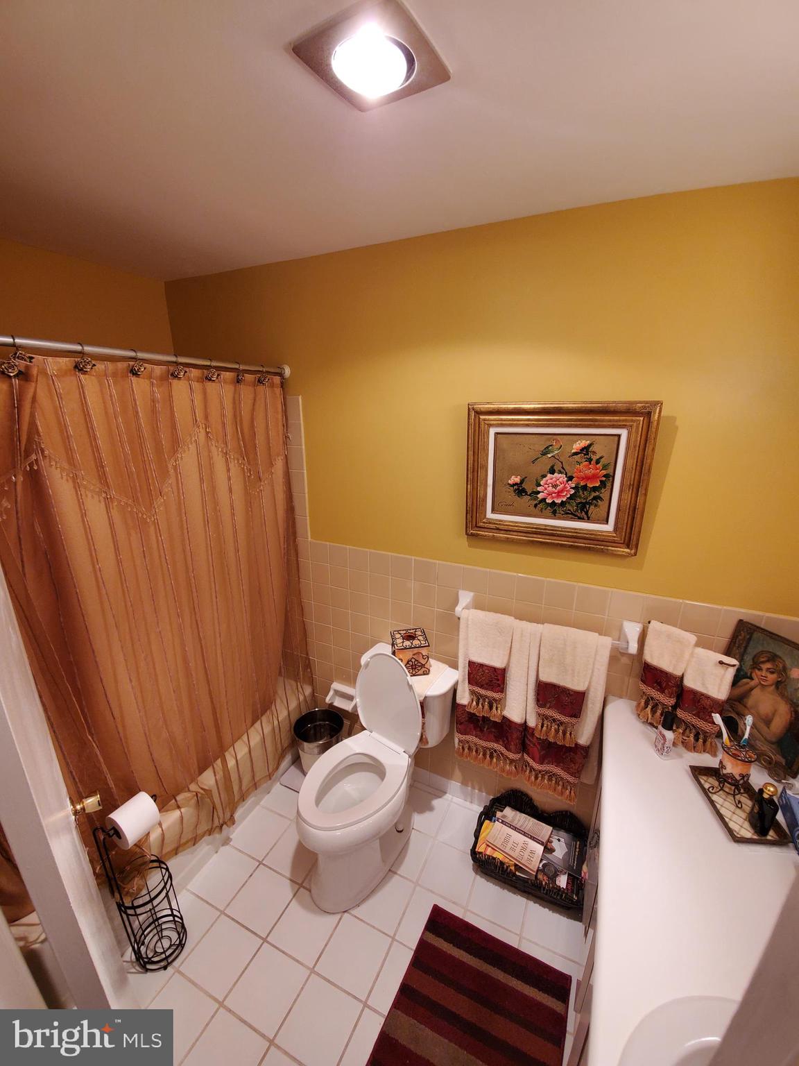 8960 Krewstown Road, Unit 305 Philadelphia, PA 19115 - Photo 9 of 11 Main hallway bath1