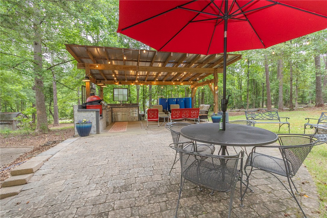 203 Oak Hollow Pendleton, SC 29670 - Photo 43 of 50 An inviting outdoor living space features an impressive outdoor kitchen, perfect for alfresco dining and entertaining.
