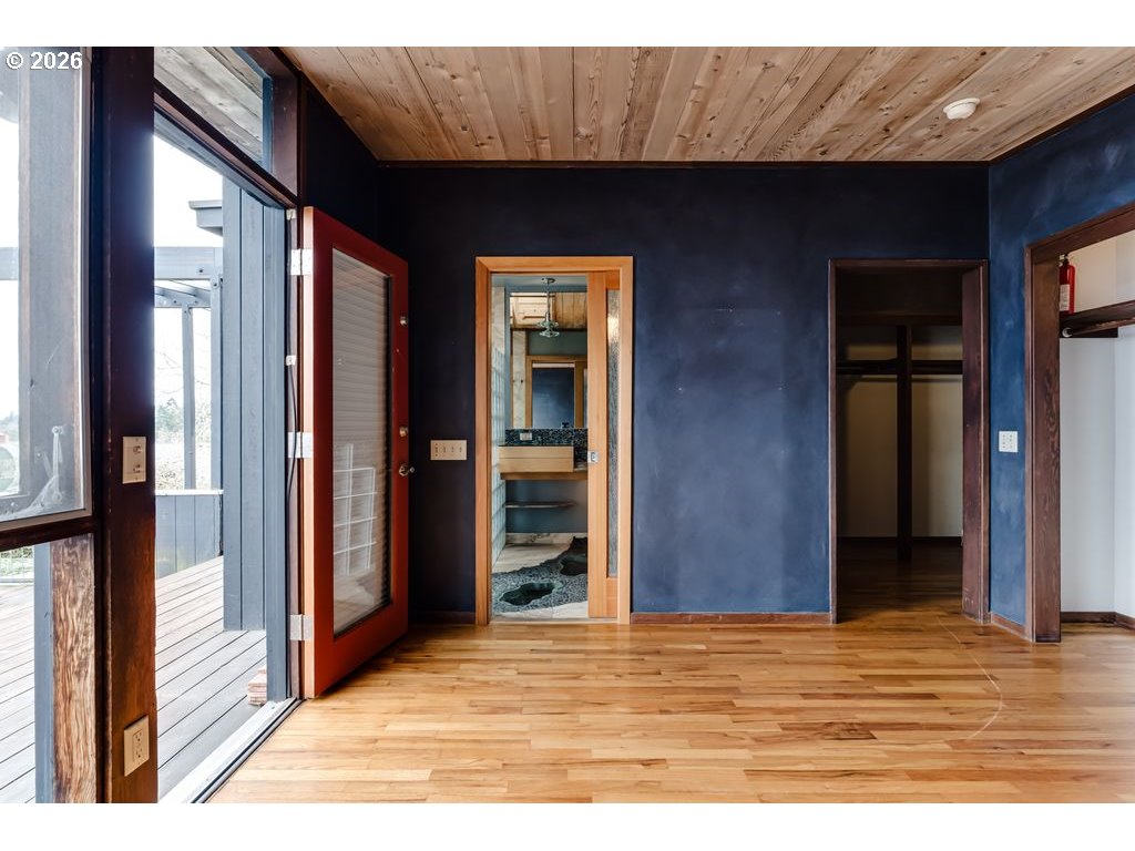 2055 Broadview Street Eugene, OR 97405 - Photo 29 of 45 a view of an entryway of a house