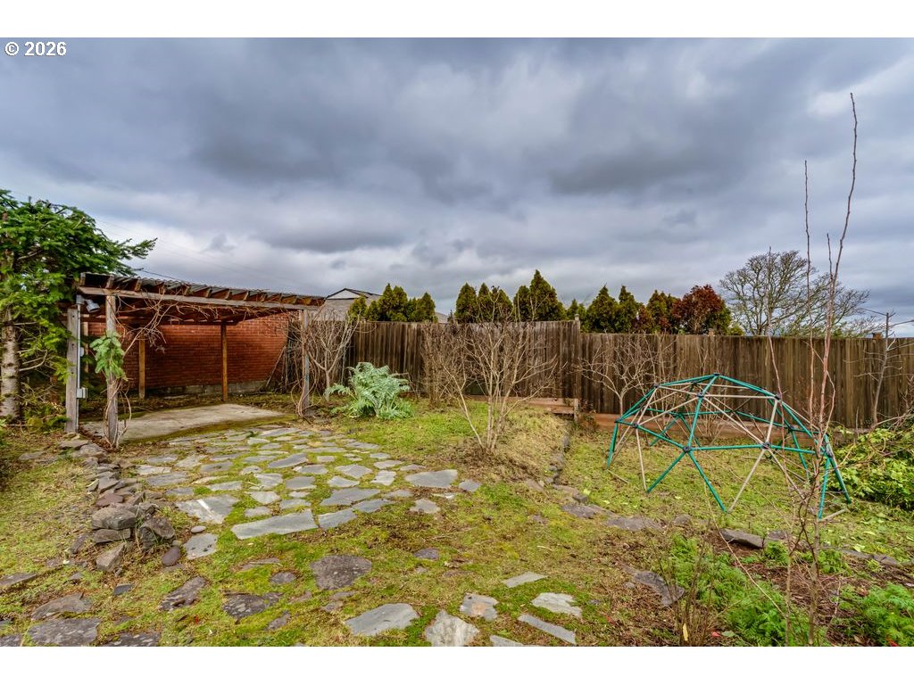 2055 Broadview Street Eugene, OR 97405 - Photo 41 of 45 a view of swimming pool