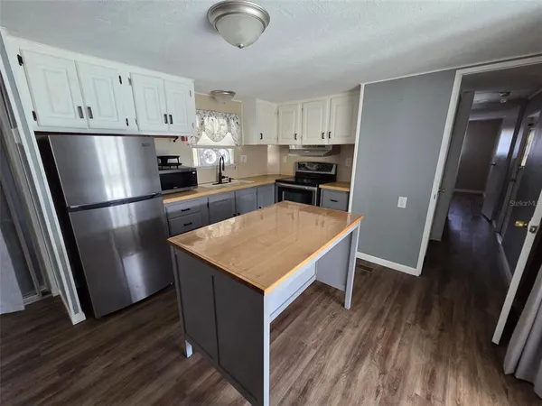 $1,250 | 39143 Ola Avenue, Zephyrhills, FL 33542