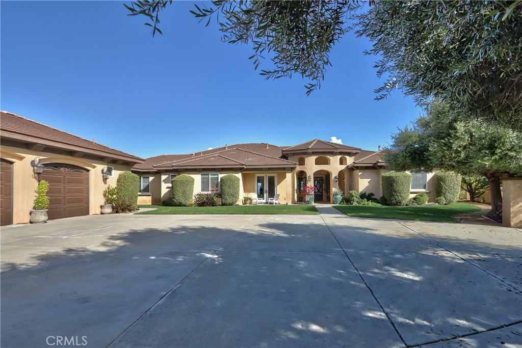 44195 Vía Horca Temecula, CA 92590 - Photo 4 of 74 a front view of a house with a yard and a garage