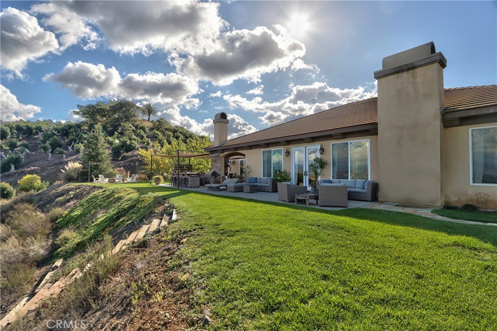 44195 Vía Horca Temecula, CA 92590 - Photo 45 of 74 a view of a house with backyard porch and sitting area