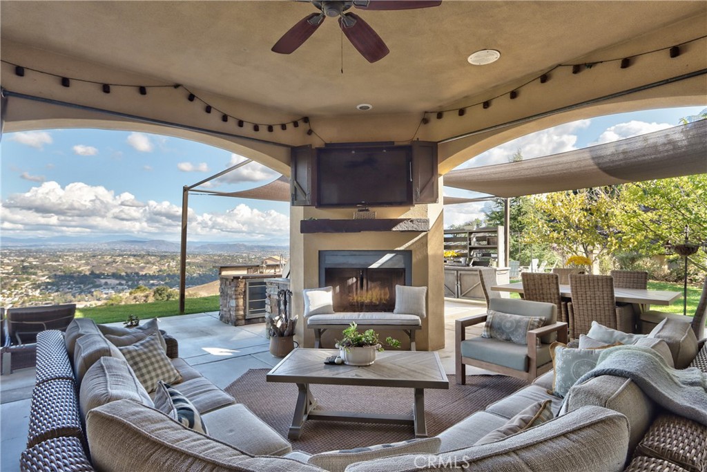 44195 Vía Horca Temecula, CA 92590 - Photo 50 of 74 a living room with furniture and a large window