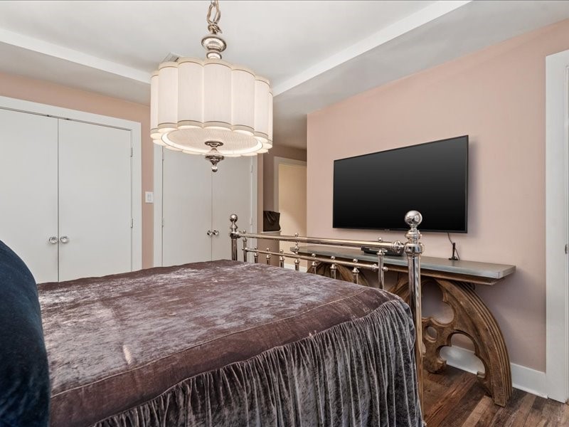 5941 South Loop E Freeway, Unit 504 Houston, TX 77033 - Photo 12 of 39 Recessed ceiling. Beautiful custom wood floors. Lots of closet space.