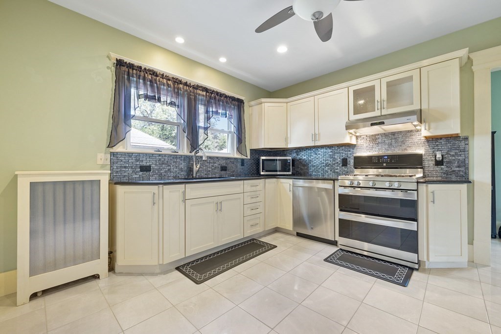 17 Manitoba Street Springfield, MA 01108 - Photo 13 of 37 Gallery Image 13