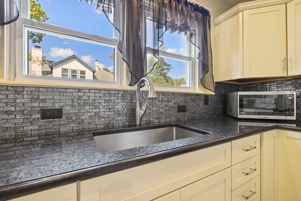 17 Manitoba Street Springfield, MA 01108 - Photo 14 of 37 Gallery Image 14