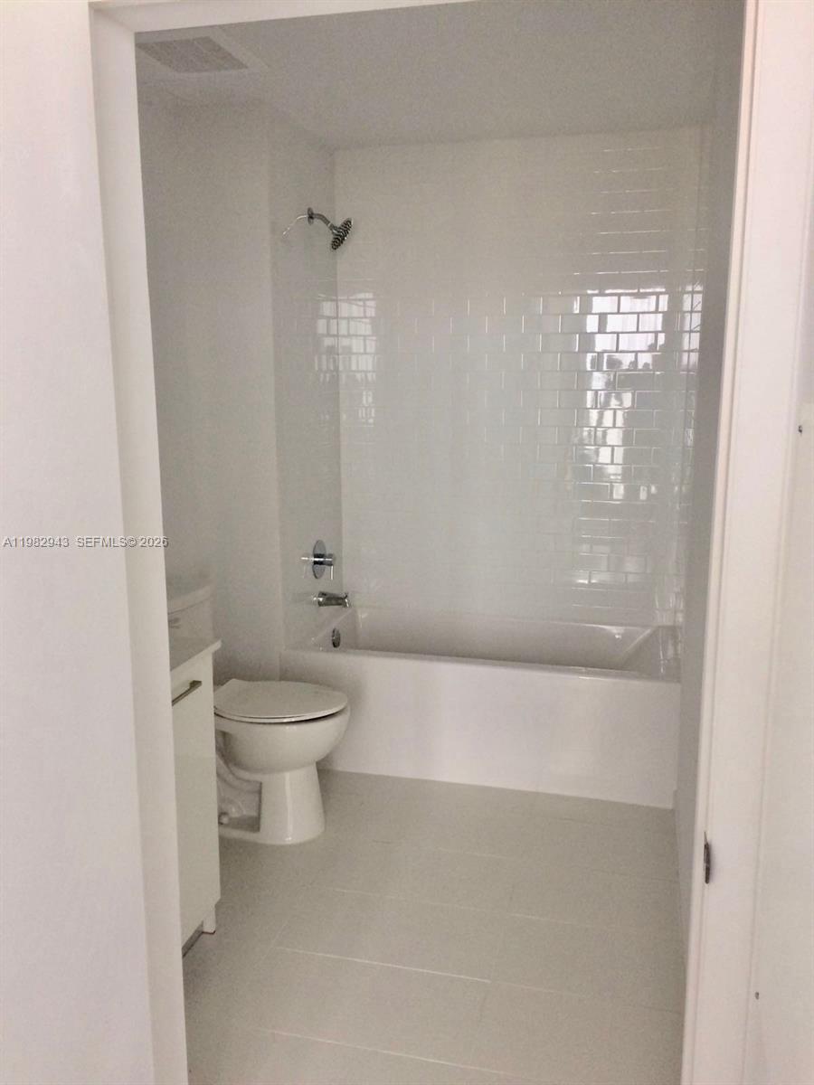 151 Southeast 1st Street, Unit PH10 Miami, FL 33131 - Photo 25 of 71