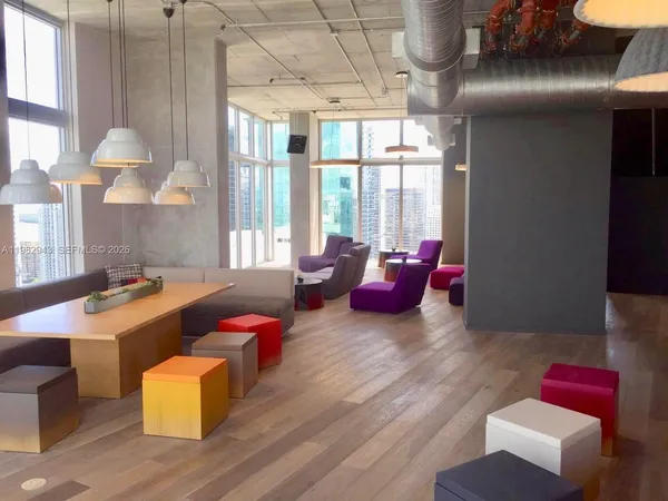 $3,000 | 151 Southeast 1st Street, Unit PH10, Miami, FL 33131