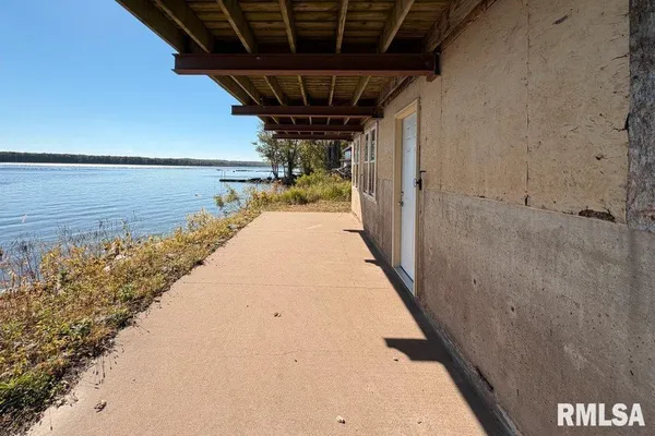 a view of a house with backyard