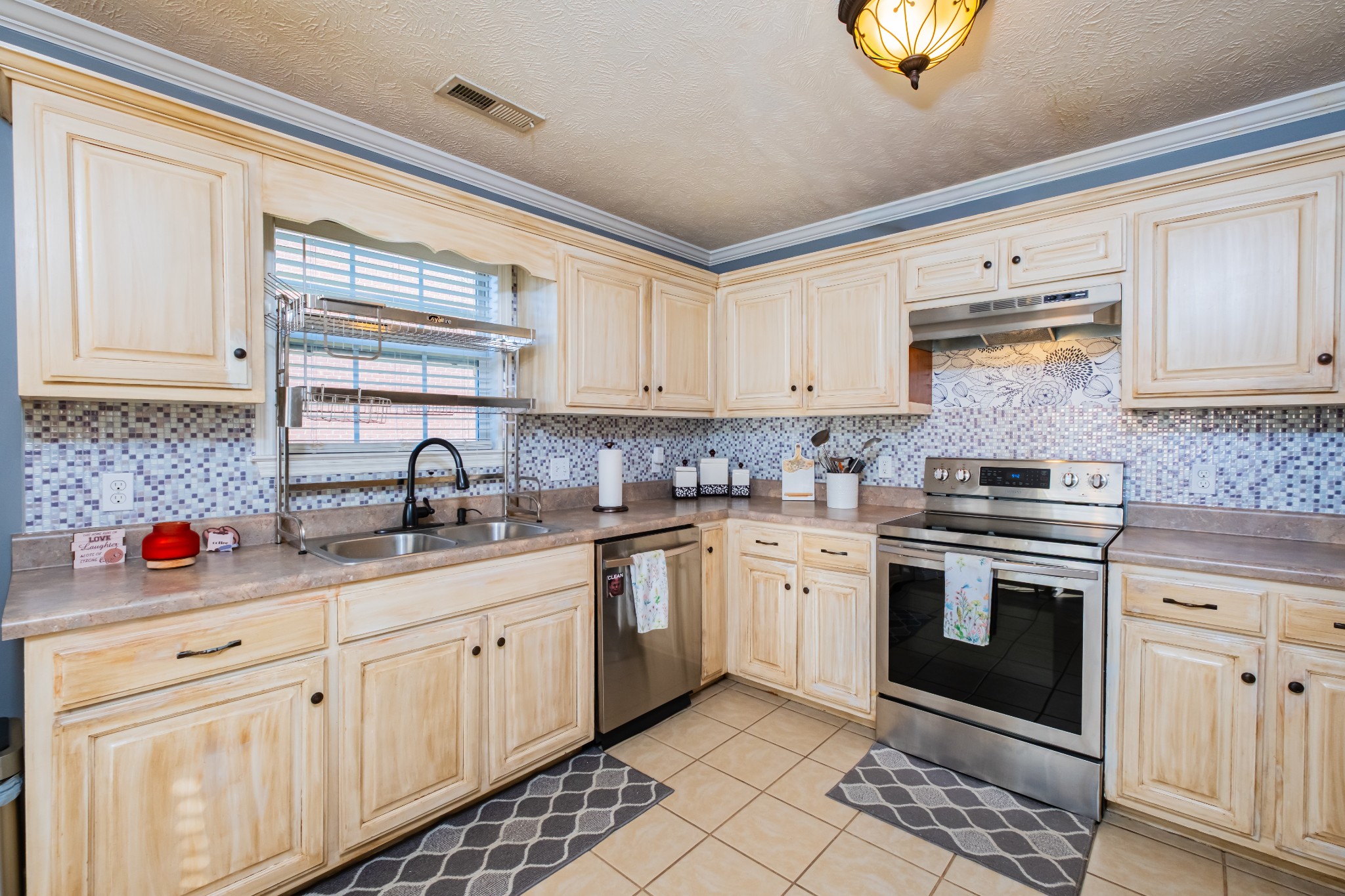 118 Hamilton Court Manchester, TN 37355 - Photo 12 of 40 a kitchen with stainless steel appliances granite countertop a sink dishwasher stove and white cabinets