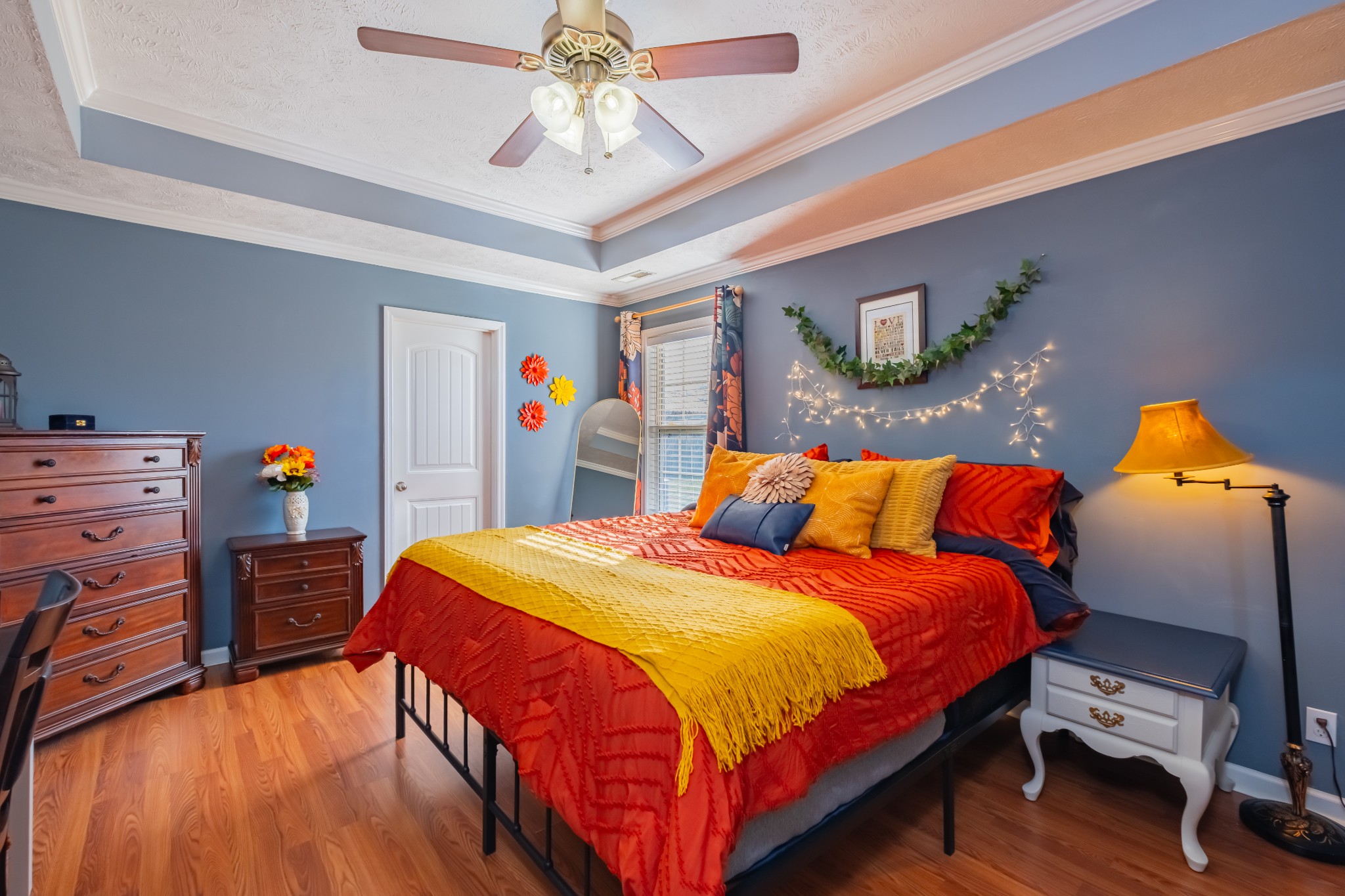 118 Hamilton Court Manchester, TN 37355 - Photo 15 of 33 a bedroom with a bed and a chandelier