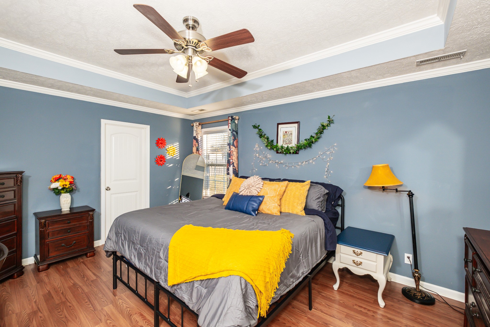 118 Hamilton Court Manchester, TN 37355 - Photo 15 of 40 a bed room with a bed and a chandelier