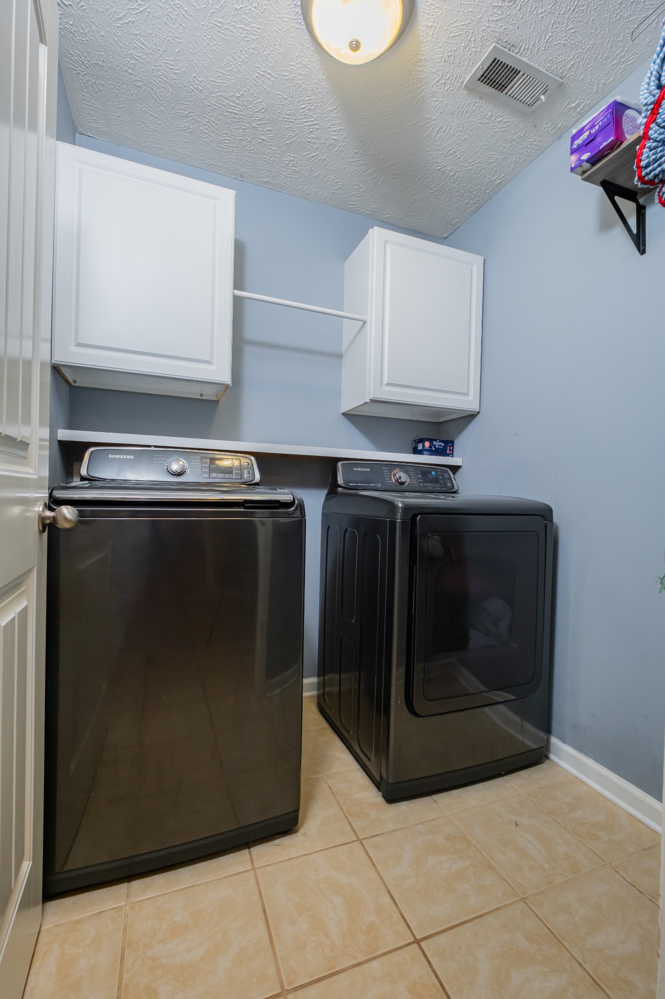 118 Hamilton Court Manchester, TN 37355 - Photo 19 of 40 a stove top oven sitting inside of a kitchen