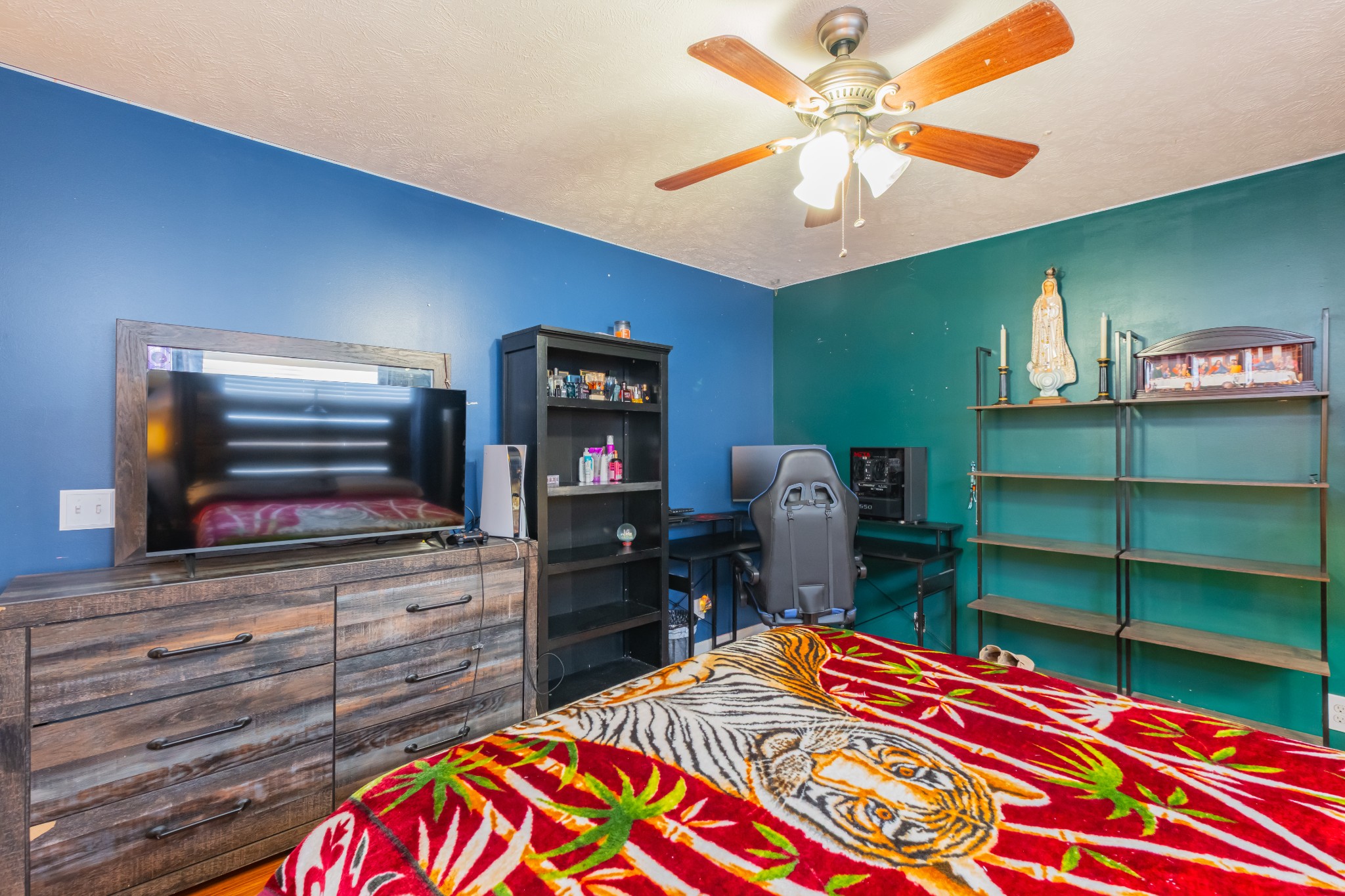118 Hamilton Court Manchester, TN 37355 - Photo 21 of 33 a bedroom with a bed and a television in it