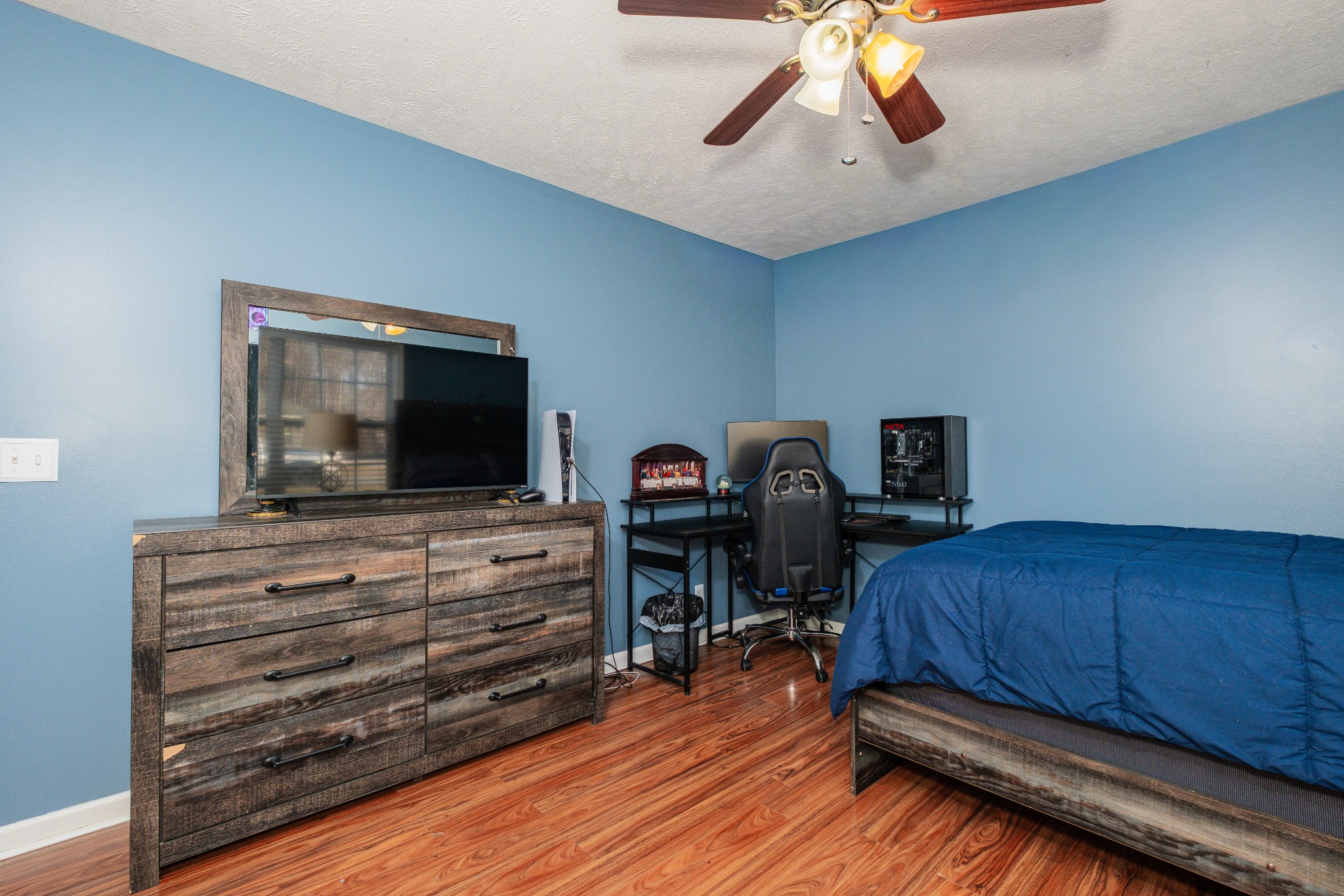 118 Hamilton Court Manchester, TN 37355 - Photo 24 of 40 a living room with furniture and a flat screen tv