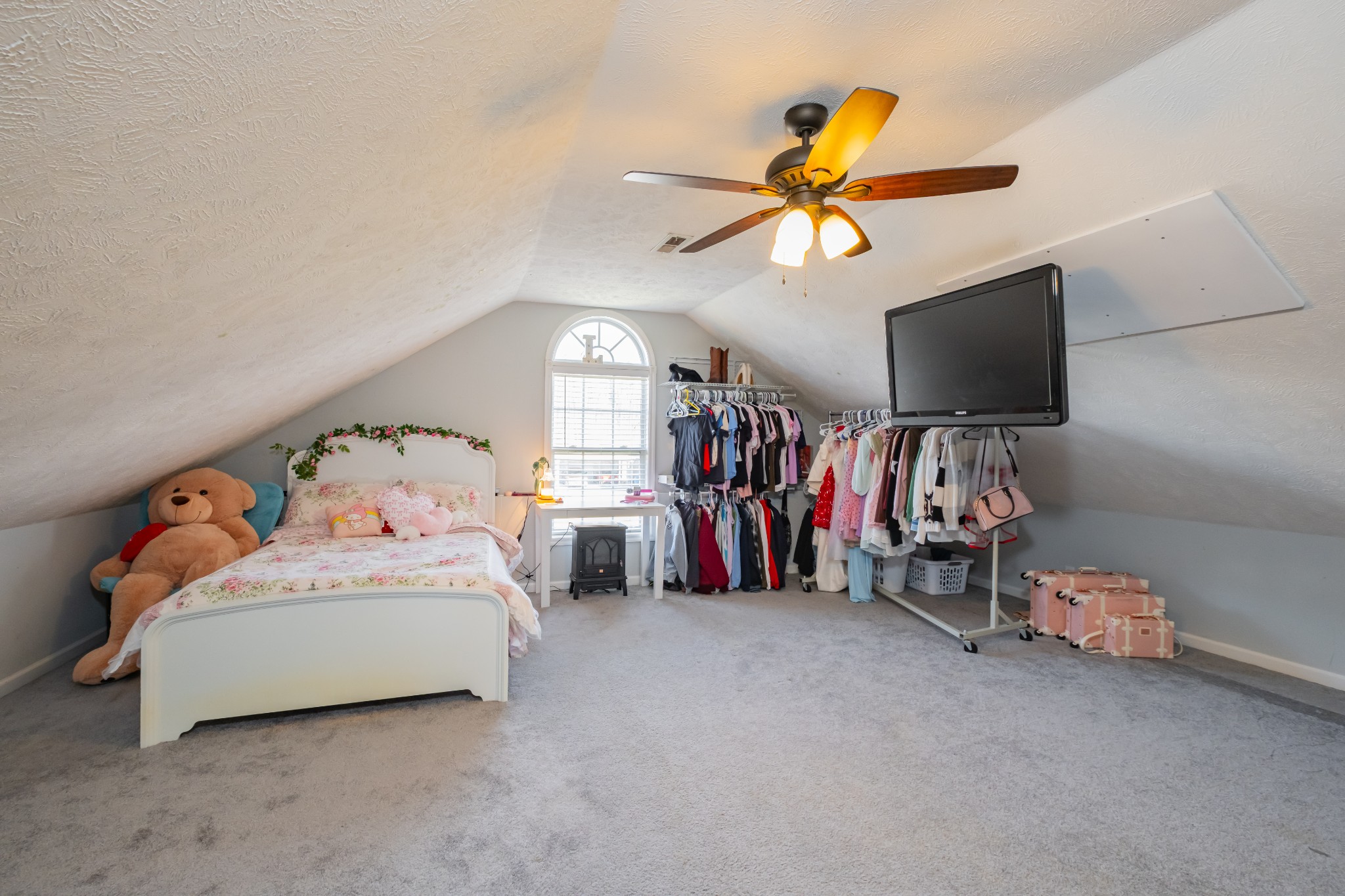 118 Hamilton Court Manchester, TN 37355 - Photo 27 of 40 a bedroom with a bed and a chandelier