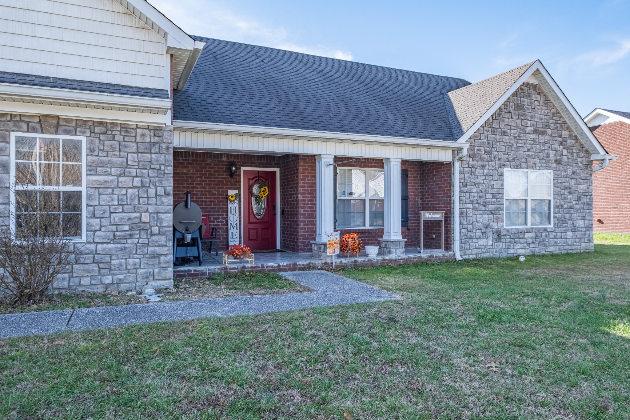 118 Hamilton Court Manchester, TN 37355 - Photo 3 of 33 a view of a house with a porch and a garden