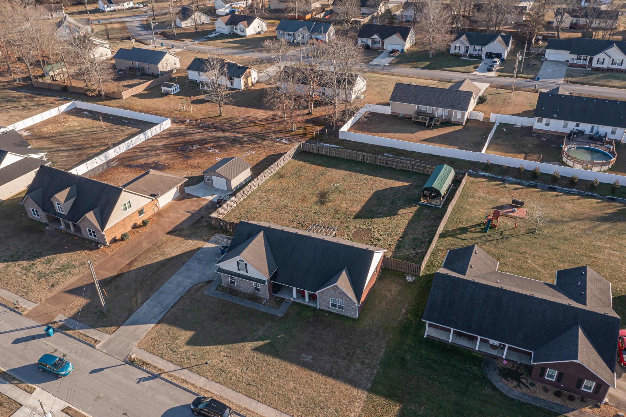118 Hamilton Court Manchester, TN 37355 - Photo 39 of 40 an aerial view of a balcony with chairs and a table