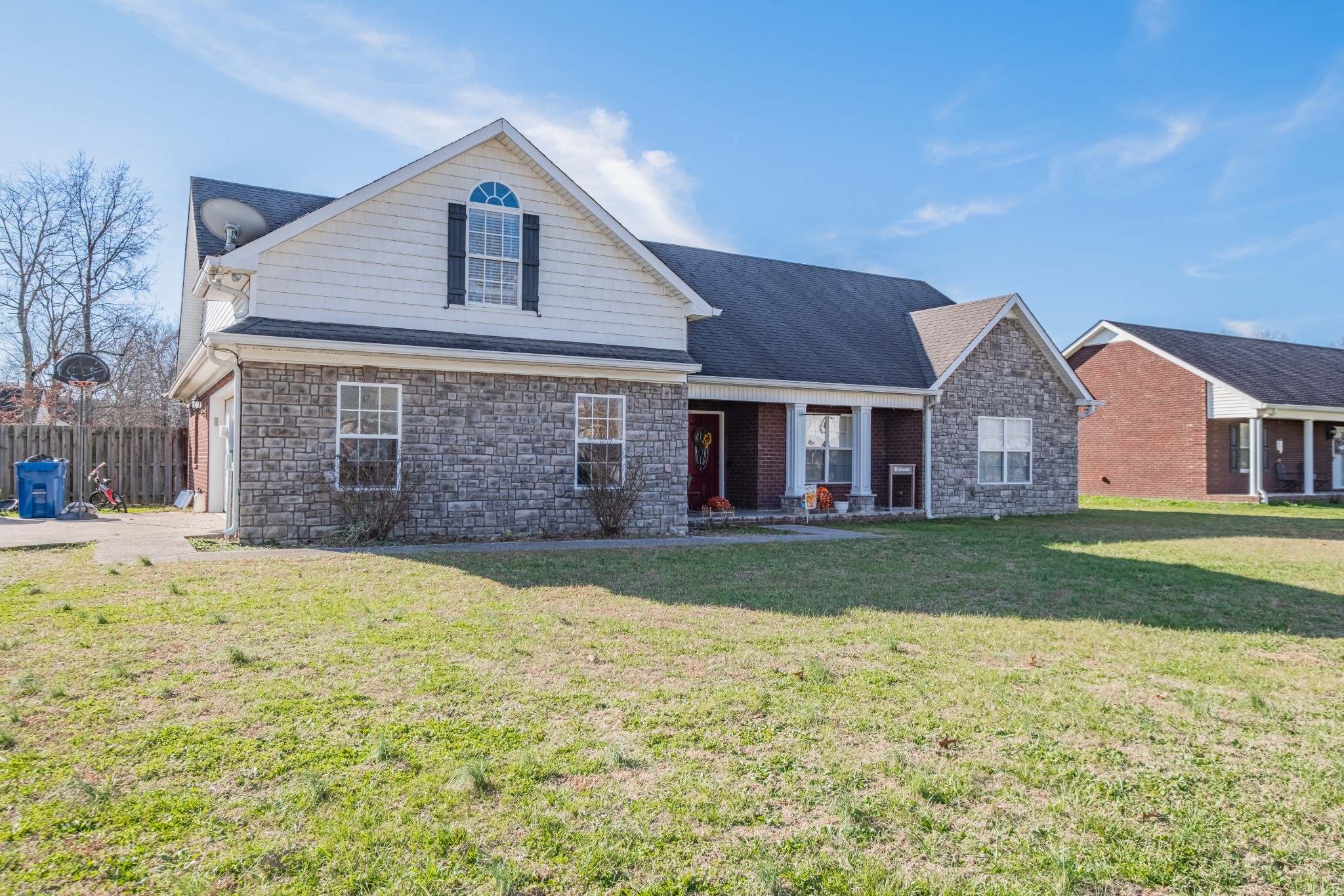 118 Hamilton Court Manchester, TN 37355 - Photo 5 of 40 a front view of a house with a yard