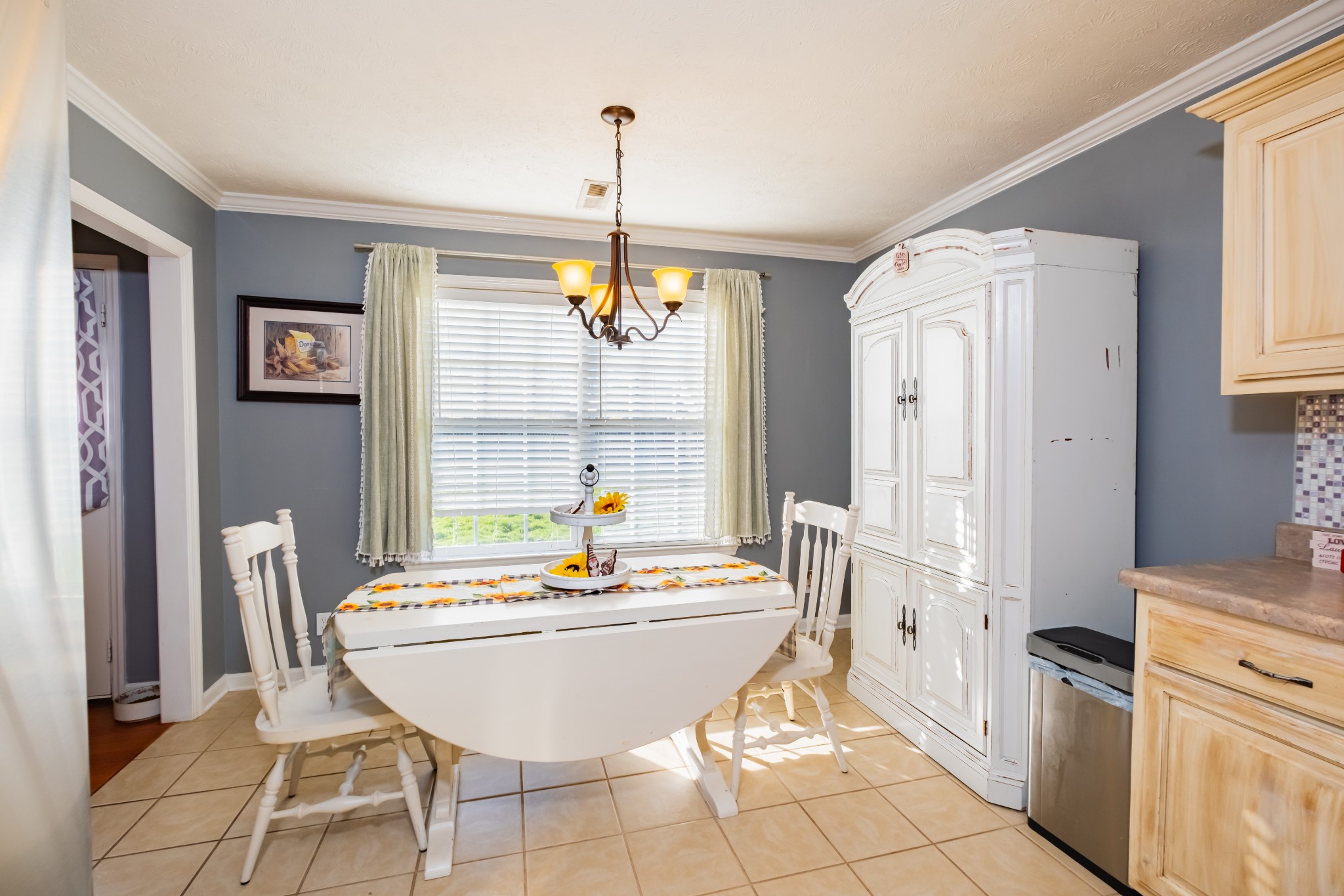 118 Hamilton Court Manchester, TN 37355 - Photo 9 of 40 a view of a dining room with furniture and a chandelier