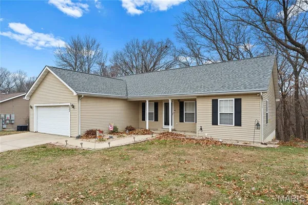 $230,000 | 223 North Cedar Bluff Drive, Valmeyer, IL 62295