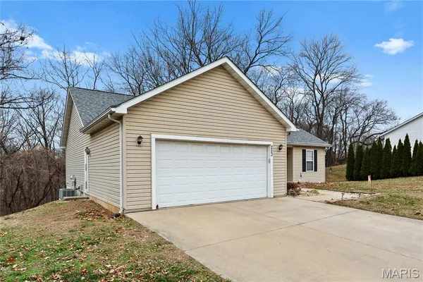 $230,000 | 223 North Cedar Bluff Drive, Valmeyer, IL 62295