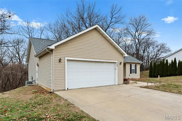 $240,000 | 223 North Cedar Bluff Drive, Valmeyer, IL 62295